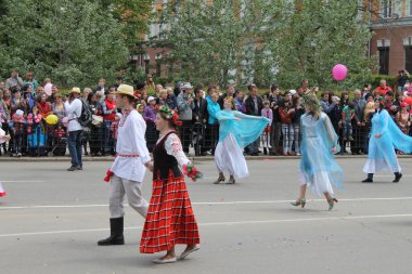 Irkutsk 'ta, Pazar günü, Haziran' ın başında, şehir günü kutlanır. 2014 'te, 7 Haziran' dı. Sabah bir geçit töreni var. Tatile okullar, üniversiteler, ticari firmalar ve kamu kuruluşları da katılıyor..