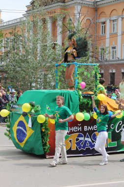 Irkutsk 'ta, Pazar günü, Haziran' ın başında, şehir günü kutlanır. 2014 'te, 7 Haziran' dı. Sabah bir geçit töreni var. Tatile okullar, üniversiteler, ticari firmalar ve kamu kuruluşları da katılıyor..