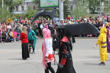Irkutsk 'ta, Pazar günü, Haziran' ın başında, şehir günü kutlanır. 2014 'te, 7 Haziran' dı. Sabah bir geçit töreni var. Tatile okullar, üniversiteler, ticari firmalar ve kamu kuruluşları da katılıyor..