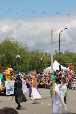Irkutsk 'ta, Pazar günü, Haziran' ın başında, şehir günü kutlanır. 2014 'te, 7 Haziran' dı. Sabah bir geçit töreni var. Tatile okullar, üniversiteler, ticari firmalar ve kamu kuruluşları da katılıyor..