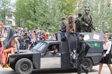 Irkutsk 'ta, Pazar günü, Haziran' ın başında, şehir günü kutlanır. 2014 'te, 7 Haziran' dı. Sabah bir geçit töreni var. Tatile okullar, üniversiteler, ticari firmalar ve kamu kuruluşları da katılıyor..