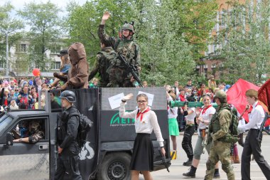 Irkutsk 'ta, Pazar günü, Haziran' ın başında, şehir günü kutlanır. 2014 'te, 7 Haziran' dı. Sabah bir geçit töreni var. Tatile okullar, üniversiteler, ticari firmalar ve kamu kuruluşları da katılıyor..