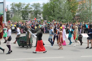 Irkutsk 'ta, Pazar günü, Haziran' ın başında, şehir günü kutlanır. 2014 'te, 7 Haziran' dı. Sabah bir geçit töreni var. Tatile okullar, üniversiteler, ticari firmalar ve kamu kuruluşları da katılıyor..
