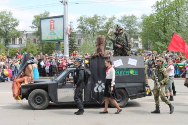 Irkutsk 'ta, Pazar günü, Haziran' ın başında, şehir günü kutlanır. 2014 'te, 7 Haziran' dı. Sabah bir geçit töreni var. Tatile okullar, üniversiteler, ticari firmalar ve kamu kuruluşları da katılıyor..