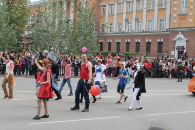 Irkutsk 'ta, Pazar günü, Haziran' ın başında, şehir günü kutlanır. 2014 'te, 7 Haziran' dı. Sabah bir geçit töreni var. Tatile okullar, üniversiteler, ticari firmalar ve kamu kuruluşları da katılıyor..