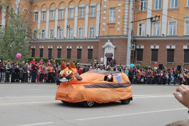 Irkutsk 'ta, Pazar günü, Haziran' ın başında, şehir günü kutlanır. 2014 'te, 7 Haziran' dı. Sabah bir geçit töreni var. Tatile okullar, üniversiteler, ticari firmalar ve kamu kuruluşları da katılıyor..