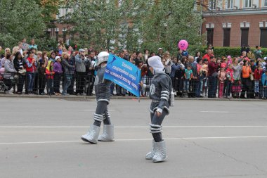 Irkutsk 'ta, Pazar günü, Haziran' ın başında, şehir günü kutlanır. 2014 'te, 7 Haziran' dı. Sabah bir geçit töreni var. Tatile okullar, üniversiteler, ticari firmalar ve kamu kuruluşları da katılıyor..