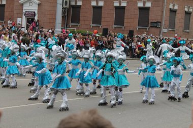 Irkutsk 'ta, Pazar günü, Haziran' ın başında, şehir günü kutlanır. 2014 'te, 7 Haziran' dı. Sabah bir geçit töreni var. Tatile okullar, üniversiteler, ticari firmalar ve kamu kuruluşları da katılıyor..