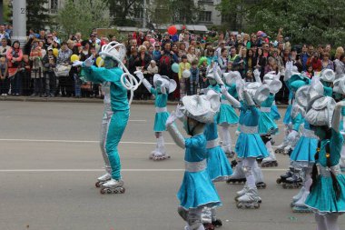 Irkutsk 'ta, Pazar günü, Haziran' ın başında, şehir günü kutlanır. 2014 'te, 7 Haziran' dı. Sabah bir geçit töreni var. Tatile okullar, üniversiteler, ticari firmalar ve kamu kuruluşları da katılıyor..