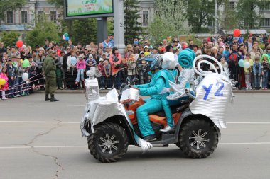 Irkutsk 'ta, Pazar günü, Haziran' ın başında, şehir günü kutlanır. 2014 'te, 7 Haziran' dı. Sabah bir geçit töreni var. Tatile okullar, üniversiteler, ticari firmalar ve kamu kuruluşları da katılıyor..