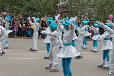 Irkutsk 'ta, Pazar günü, Haziran' ın başında, şehir günü kutlanır. 2014 'te, 7 Haziran' dı. Sabah bir geçit töreni var. Tatile okullar, üniversiteler, ticari firmalar ve kamu kuruluşları da katılıyor..