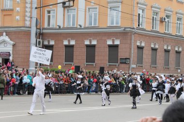 Irkutsk 'ta, Pazar günü, Haziran' ın başında, şehir günü kutlanır. 2014 'te, 7 Haziran' dı. Sabah bir geçit töreni var. Tatile okullar, üniversiteler, ticari firmalar ve kamu kuruluşları da katılıyor..