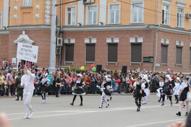 Irkutsk 'ta, Pazar günü, Haziran' ın başında, şehir günü kutlanır. 2014 'te, 7 Haziran' dı. Sabah bir geçit töreni var. Tatile okullar, üniversiteler, ticari firmalar ve kamu kuruluşları da katılıyor..