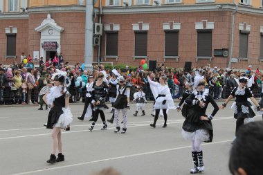 Irkutsk 'ta, Pazar günü, Haziran' ın başında, şehir günü kutlanır. 2014 'te, 7 Haziran' dı. Sabah bir geçit töreni var. Tatile okullar, üniversiteler, ticari firmalar ve kamu kuruluşları da katılıyor..