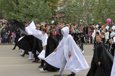 Irkutsk 'ta, Pazar günü, Haziran' ın başında, şehir günü kutlanır. 2014 'te, 7 Haziran' dı. Sabah bir geçit töreni var. Tatile okullar, üniversiteler, ticari firmalar ve kamu kuruluşları da katılıyor..