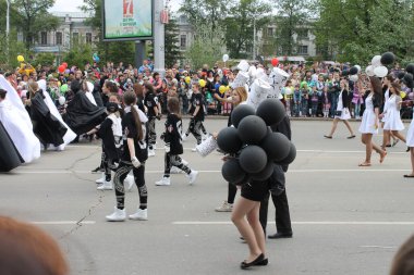 Irkutsk 'ta, Pazar günü, Haziran' ın başında, şehir günü kutlanır. 2014 'te, 7 Haziran' dı. Sabah bir geçit töreni var. Tatile okullar, üniversiteler, ticari firmalar ve kamu kuruluşları da katılıyor..