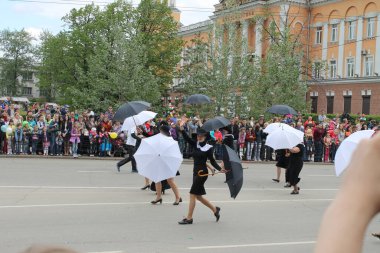 Irkutsk 'ta, Pazar günü, Haziran' ın başında, şehir günü kutlanır. 2014 'te, 7 Haziran' dı. Sabah bir geçit töreni var. Tatile okullar, üniversiteler, ticari firmalar ve kamu kuruluşları da katılıyor..
