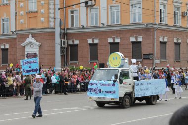Irkutsk 'ta, Pazar günü, Haziran' ın başında, şehir günü kutlanır. 2014 'te, 7 Haziran' dı. Sabah bir geçit töreni var. Tatile okullar, üniversiteler, ticari firmalar ve kamu kuruluşları da katılıyor..