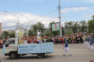 Irkutsk 'ta, Pazar günü, Haziran' ın başında, şehir günü kutlanır. 2014 'te, 7 Haziran' dı. Sabah bir geçit töreni var. Tatile okullar, üniversiteler, ticari firmalar ve kamu kuruluşları da katılıyor..