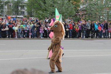 Irkutsk 'ta, Pazar günü, Haziran' ın başında, şehir günü kutlanır. 2014 'te, 7 Haziran' dı. Sabah bir geçit töreni var. Tatile okullar, üniversiteler, ticari firmalar ve kamu kuruluşları da katılıyor..