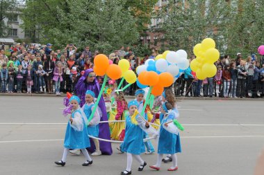 Irkutsk 'ta, Pazar günü, Haziran' ın başında, şehir günü kutlanır. 2014 'te, 7 Haziran' dı. Sabah bir geçit töreni var. Tatile okullar, üniversiteler, ticari firmalar ve kamu kuruluşları da katılıyor..
