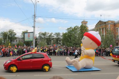 Irkutsk 'ta, Pazar günü, Haziran' ın başında, şehir günü kutlanır. 2014 'te, 7 Haziran' dı. Sabah bir geçit töreni var. Tatile okullar, üniversiteler, ticari firmalar ve kamu kuruluşları da katılıyor..