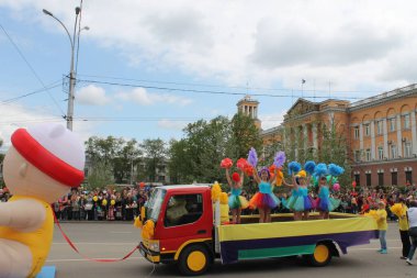 Irkutsk 'ta, Pazar günü, Haziran' ın başında, şehir günü kutlanır. 2014 'te, 7 Haziran' dı. Sabah bir geçit töreni var. Tatile okullar, üniversiteler, ticari firmalar ve kamu kuruluşları da katılıyor..