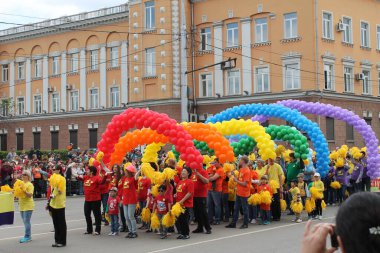 Irkutsk 'ta, Pazar günü, Haziran' ın başında, şehir günü kutlanır. 2014 'te, 7 Haziran' dı. Sabah bir geçit töreni var. Tatile okullar, üniversiteler, ticari firmalar ve kamu kuruluşları da katılıyor..