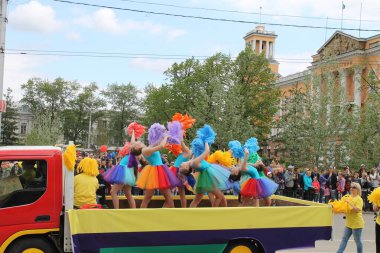 Irkutsk 'ta, Pazar günü, Haziran' ın başında, şehir günü kutlanır. 2014 'te, 7 Haziran' dı. Sabah bir geçit töreni var. Tatile okullar, üniversiteler, ticari firmalar ve kamu kuruluşları da katılıyor..