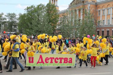 Irkutsk 'ta, Pazar günü, Haziran' ın başında, şehir günü kutlanır. 2014 'te, 7 Haziran' dı. Sabah bir geçit töreni var. Tatile okullar, üniversiteler, ticari firmalar ve kamu kuruluşları da katılıyor..