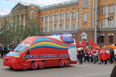 Irkutsk 'ta, Pazar günü, Haziran' ın başında, şehir günü kutlanır. 2014 'te, 7 Haziran' dı. Sabah bir geçit töreni var. Tatile okullar, üniversiteler, ticari firmalar ve kamu kuruluşları da katılıyor..