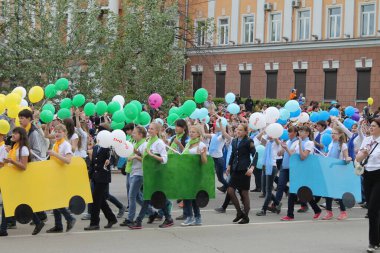 Irkutsk 'ta, Pazar günü, Haziran' ın başında, şehir günü kutlanır. 2014 'te, 7 Haziran' dı. Sabah bir geçit töreni var. Tatile okullar, üniversiteler, ticari firmalar ve kamu kuruluşları da katılıyor..