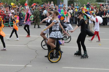 Irkutsk 'ta, Pazar günü, Haziran' ın başında, şehir günü kutlanır. 2014 'te, 7 Haziran' dı. Sabah bir geçit töreni var. Tatile okullar, üniversiteler, ticari firmalar ve kamu kuruluşları da katılıyor..