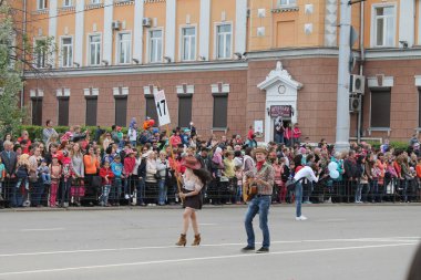 Irkutsk 'ta, Pazar günü, Haziran' ın başında, şehir günü kutlanır. 2014 'te, 7 Haziran' dı. Sabah bir geçit töreni var. Tatile okullar, üniversiteler, ticari firmalar ve kamu kuruluşları da katılıyor..
