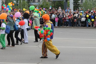 Irkutsk 'ta, Pazar günü, Haziran' ın başında, şehir günü kutlanır. 2014 'te, 7 Haziran' dı. Sabah bir geçit töreni var. Tatile okullar, üniversiteler, ticari firmalar ve kamu kuruluşları da katılıyor..