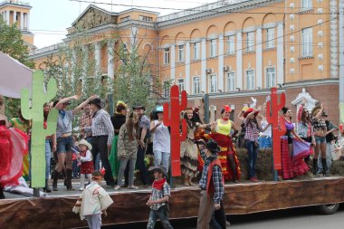 Irkutsk 'ta, Pazar günü, Haziran' ın başında, şehir günü kutlanır. 2014 'te, 7 Haziran' dı. Sabah bir geçit töreni var. Tatile okullar, üniversiteler, ticari firmalar ve kamu kuruluşları da katılıyor..