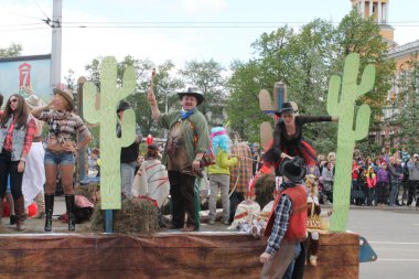 Irkutsk 'ta, Pazar günü, Haziran' ın başında, şehir günü kutlanır. 2014 'te, 7 Haziran' dı. Sabah bir geçit töreni var. Tatile okullar, üniversiteler, ticari firmalar ve kamu kuruluşları da katılıyor..