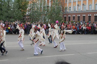 Irkutsk 'ta, Pazar günü, Haziran' ın başında, şehir günü kutlanır. 2014 'te, 7 Haziran' dı. Sabah bir geçit töreni var. Tatile okullar, üniversiteler, ticari firmalar ve kamu kuruluşları da katılıyor..