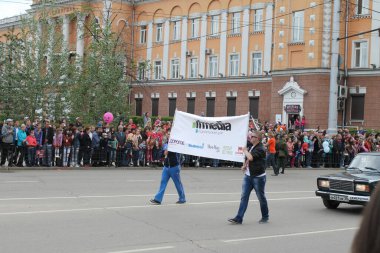 Irkutsk 'ta, Pazar günü, Haziran' ın başında, şehir günü kutlanır. 2014 'te, 7 Haziran' dı. Sabah bir geçit töreni var. Tatile okullar, üniversiteler, ticari firmalar ve kamu kuruluşları da katılıyor..