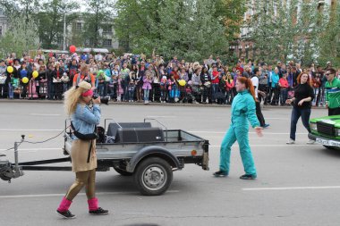 Irkutsk 'ta, Pazar günü, Haziran' ın başında, şehir günü kutlanır. 2014 'te, 7 Haziran' dı. Sabah bir geçit töreni var. Tatile okullar, üniversiteler, ticari firmalar ve kamu kuruluşları da katılıyor..