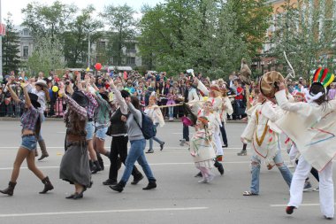 Irkutsk 'ta, Pazar günü, Haziran' ın başında, şehir günü kutlanır. 2014 'te, 7 Haziran' dı. Sabah bir geçit töreni var. Tatile okullar, üniversiteler, ticari firmalar ve kamu kuruluşları da katılıyor..