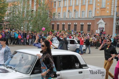 Irkutsk 'ta, Pazar günü, Haziran' ın başında, şehir günü kutlanır. 2014 'te, 7 Haziran' dı. Sabah bir geçit töreni var. Tatile okullar, üniversiteler, ticari firmalar ve kamu kuruluşları da katılıyor..