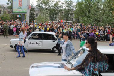 Irkutsk 'ta, Pazar günü, Haziran' ın başında, şehir günü kutlanır. 2014 'te, 7 Haziran' dı. Sabah bir geçit töreni var. Tatile okullar, üniversiteler, ticari firmalar ve kamu kuruluşları da katılıyor..