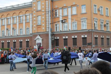 Irkutsk 'ta, Pazar günü, Haziran' ın başında, şehir günü kutlanır. 2014 'te, 7 Haziran' dı. Sabah bir geçit töreni var. Tatile okullar, üniversiteler, ticari firmalar ve kamu kuruluşları da katılıyor..