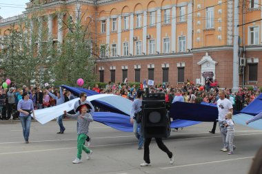 Irkutsk 'ta, Pazar günü, Haziran' ın başında, şehir günü kutlanır. 2014 'te, 7 Haziran' dı. Sabah bir geçit töreni var. Tatile okullar, üniversiteler, ticari firmalar ve kamu kuruluşları da katılıyor..