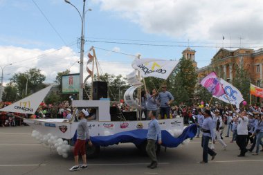 Irkutsk 'ta, Pazar günü, Haziran' ın başında, şehir günü kutlanır. 2014 'te, 7 Haziran' dı. Sabah bir geçit töreni var. Tatile okullar, üniversiteler, ticari firmalar ve kamu kuruluşları da katılıyor..