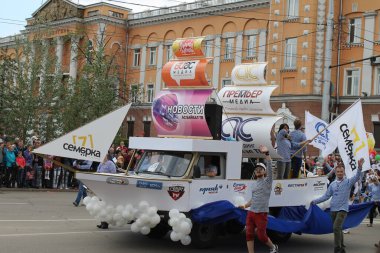 Irkutsk 'ta, Pazar günü, Haziran' ın başında, şehir günü kutlanır. 2014 'te, 7 Haziran' dı. Sabah bir geçit töreni var. Tatile okullar, üniversiteler, ticari firmalar ve kamu kuruluşları da katılıyor..