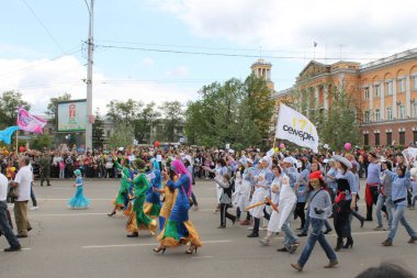 Irkutsk 'ta, Pazar günü, Haziran' ın başında, şehir günü kutlanır. 2014 'te, 7 Haziran' dı. Sabah bir geçit töreni var. Tatile okullar, üniversiteler, ticari firmalar ve kamu kuruluşları da katılıyor..
