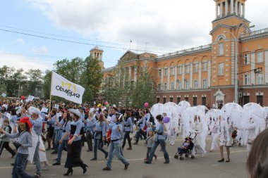 Irkutsk 'ta, Pazar günü, Haziran' ın başında, şehir günü kutlanır. 2014 'te, 7 Haziran' dı. Sabah bir geçit töreni var. Tatile okullar, üniversiteler, ticari firmalar ve kamu kuruluşları da katılıyor..
