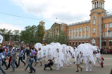 Irkutsk 'ta, Pazar günü, Haziran' ın başında, şehir günü kutlanır. 2014 'te, 7 Haziran' dı. Sabah bir geçit töreni var. Tatile okullar, üniversiteler, ticari firmalar ve kamu kuruluşları da katılıyor..